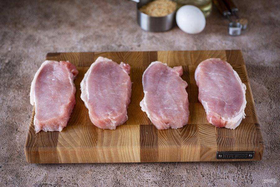 Нарежьте мясо острым ножом на ломти весом примерно в 100-120 грамм, толщиной в 1-1.5 см.