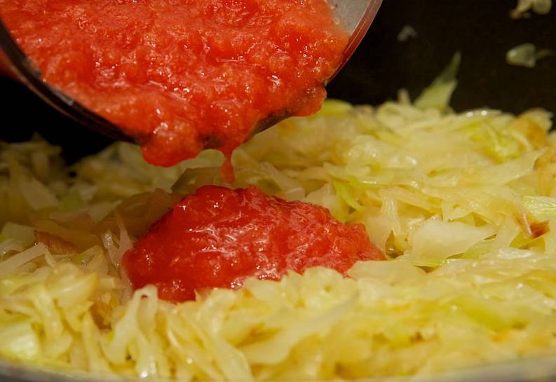 Добавьте томатную пасту, соль и перец. Перемешайте.
