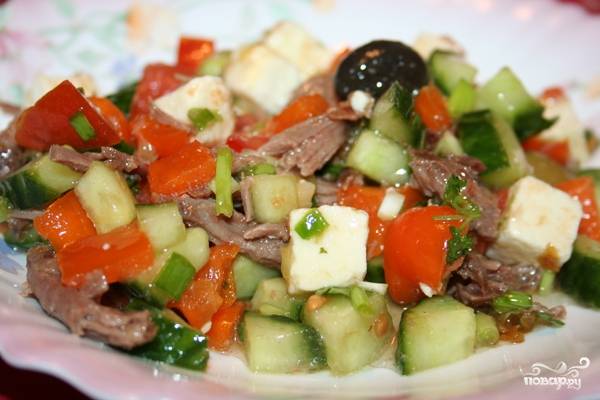 Греческий салат с говядиной