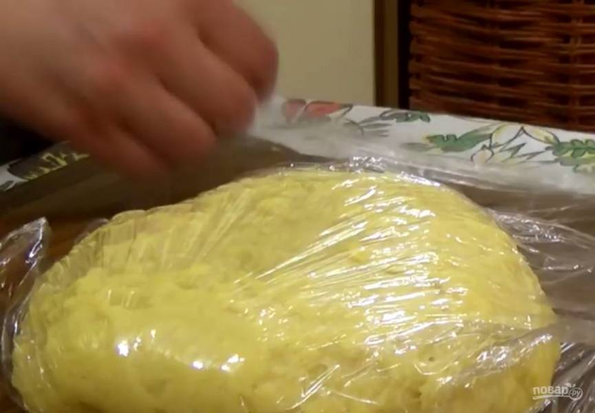 2. Смешайте сухую и мокрую части и замесите эластичное тесто. Поместите его в пищевую пленку и поставьте в холодильник на 30 минут. 