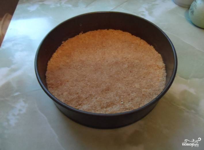 1. Печенье измельчим в крошку, смешаем с растопленным сливочным маслом и утрамбуем на дно форм, чтобы получился вот такой корж-основа. 