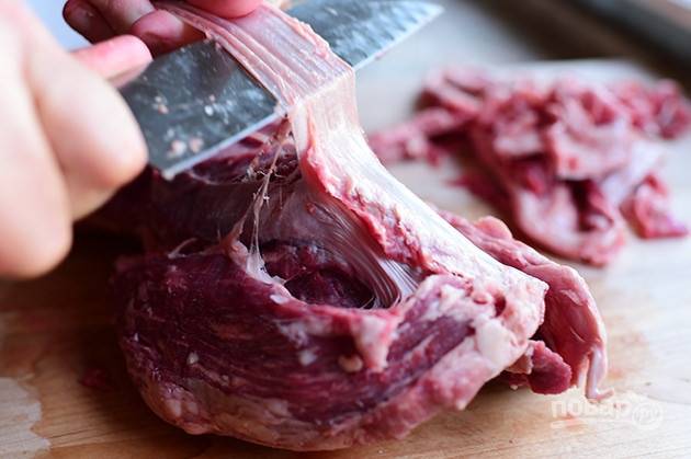 1. Аккуратно острым ножом срежьте пленку с мяса.