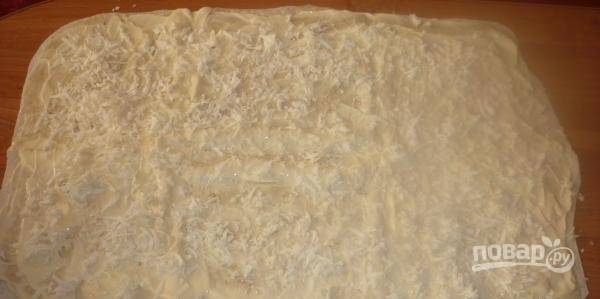 6.	Плавленый сыр отправляю в морозильник на 20 минут, после этого измельчаю его на терке и посыпаю им лаваш.