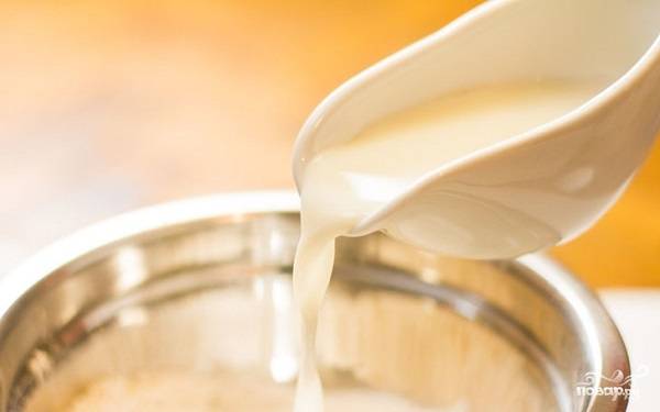 4. Вливайте тонкой струйкой молоко и перемешивайте, чтобы получилось однородное тесто без комочков. 