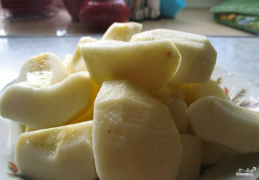 Яблоки очистить от кожуры и нарезать ломтиками: тонкими или крупными в данном случае - дело вкуса:).