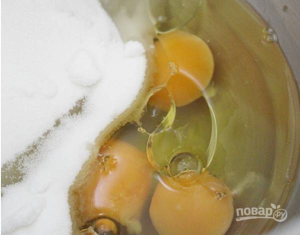 2. В глубокую мисочку отправьте яйца, растительное масло, сахар и щепотку соли. 