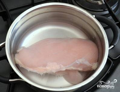 Филе курицы вымыть, положить в кастрюлю, залить водой (примерно 1,5 литра). Варить около 30 минут, снимая пену.