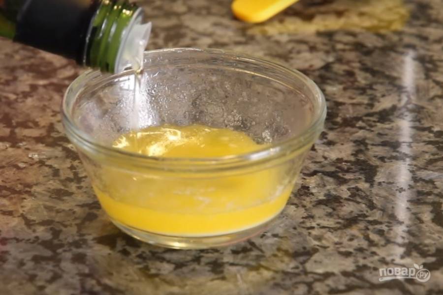 5. Теперь готовим соус: растопленное сливочное мало соединяем с оливковым.