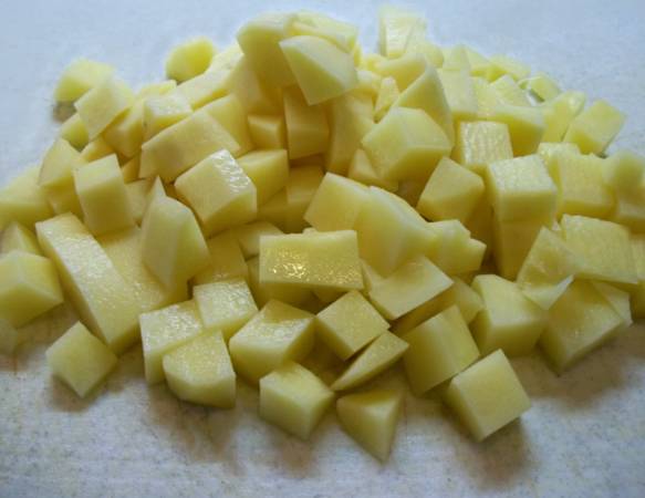 Чистим картофель и нарезаем небольшими кубиками.