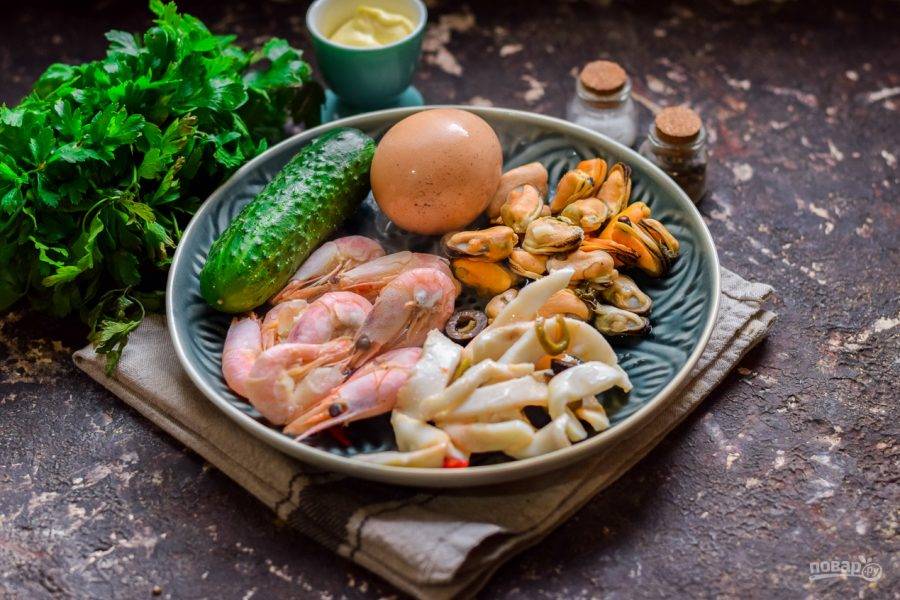 салат с кальмарами и креветками сыром и яйцом и огурцом | Дзен