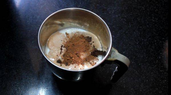1. Кефир, мед, какао и мороженое смешаем в блендере. Консистенция должна быть однородной. 