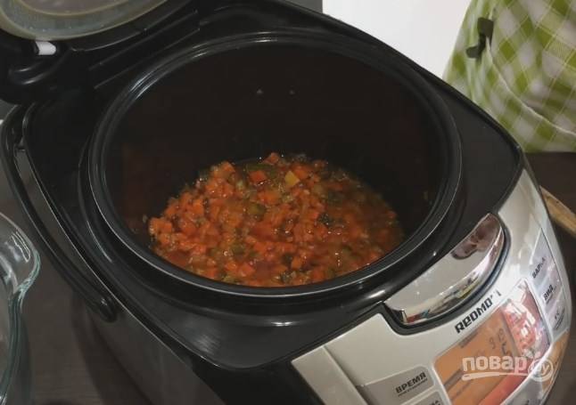 4. Отправьте нарезанные овощи в чашу мультиварки или на сковороду вместе с томатной пастой, обжаривайте на среднем огне 15 минут, периодически помешивая. За 5 минут до конца влейте к овощам рассол, тушите под крышкой.
