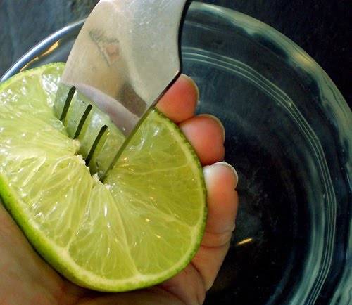 Режем лимон напополам. Выдавливаем сок на яблоки. То, что останется или вытечет выливаем в отдельную миску. 