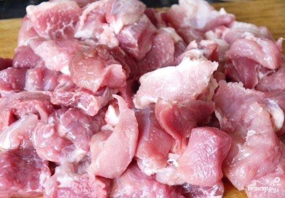 Удалите с мяса все прожилки, промойте его и нарежьте на средние кусочки. Затем обжарьте на масле до слегка румяной корочки.