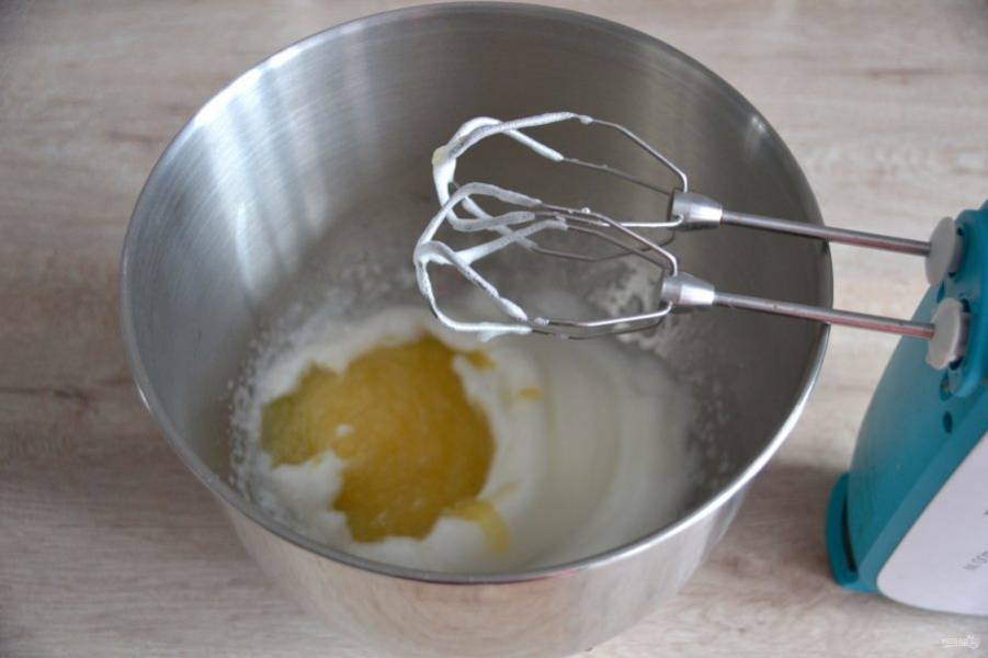 Взбейте в пышную пену яичный белок, затем добавьте охлажденное фруктовое пюре с пектином, взбейте до пышности.