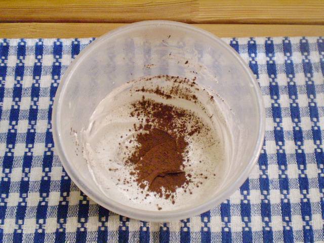 15. Белок взбиваем миксером до устойчивых пиков. Частями вводим сахарную пудру. Также в конце добавляем какао. 