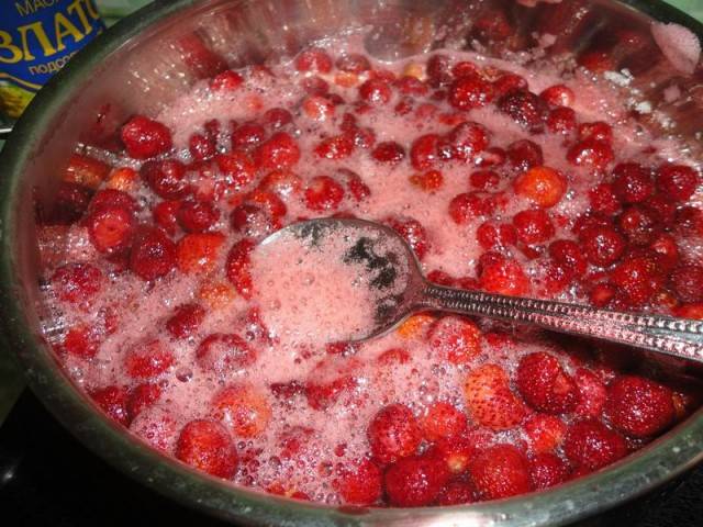 3. Ставим на огонь и пять минут кипятим - сахар должен раствориться, а ягоды - пустить сок.