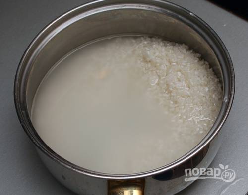 1. Хорошенько промойте рис. Обязательно замочите его (от получаса до 2-х часов). Используйте только холодную воду. Начинайте варить на большом огне, пока рис не закипит. Сделайте огонь минимальным и накройте крышкой (12 минут). 