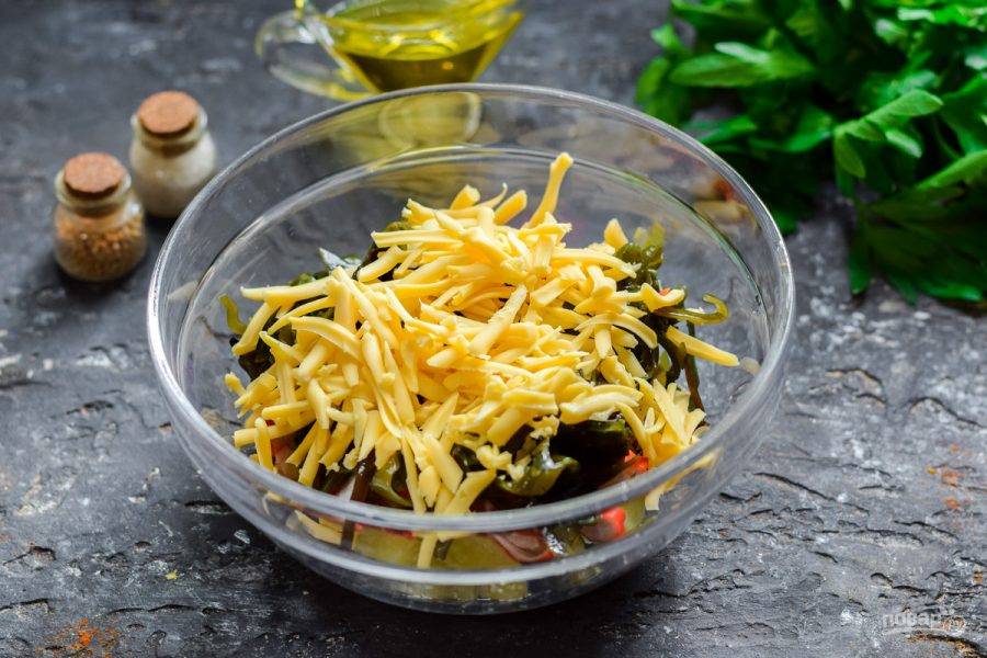 Твердый сыр натрите на средней терке и добавьте в салат.