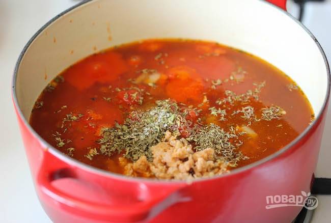 Теперь влейте бульон и томатный соус, добавьте фасоль, сушеные травы, соль и перец.