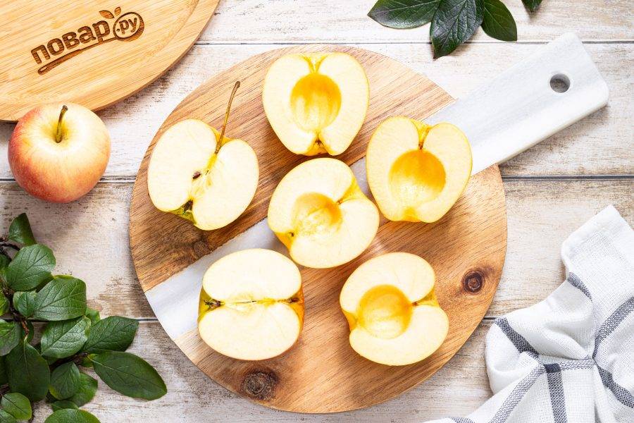 Вырежьте у яблок сердцевину. Нарежьте на дольки или кружочки. Оптимальная толщина для сушки не больше 5 мм.