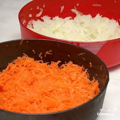 Лук и морковь натираем на мелкой терке.