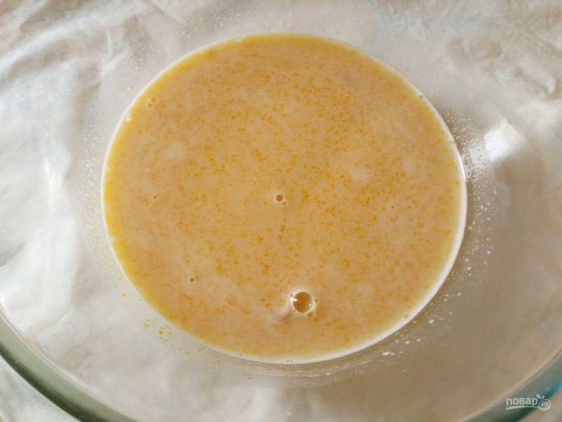 Яйцо смешайте с сахарным песком (50 г) и влейте в смесь молока и дрожжей, размешайте.