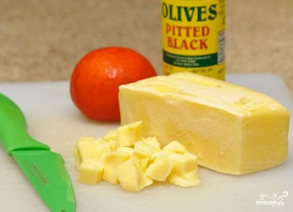 1. Нарежьте сыр небольшими кубиками.
