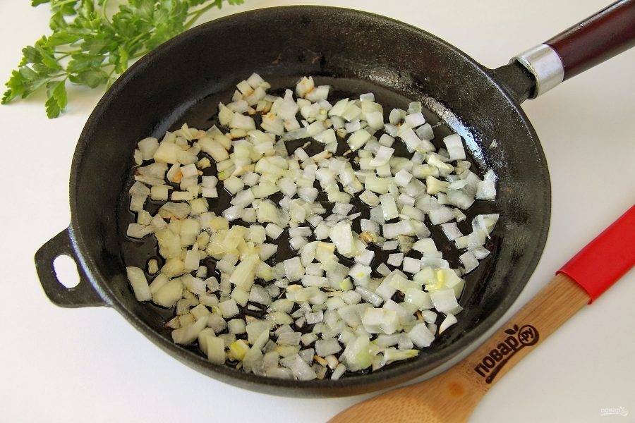 Нарежьте небольшими кубиками лук, морковь и кабачок. Если кабачок зрелый, то предварительно снимите шкурку и удалите семечки. Обжарьте до мягкости на сковороде сначала лук.