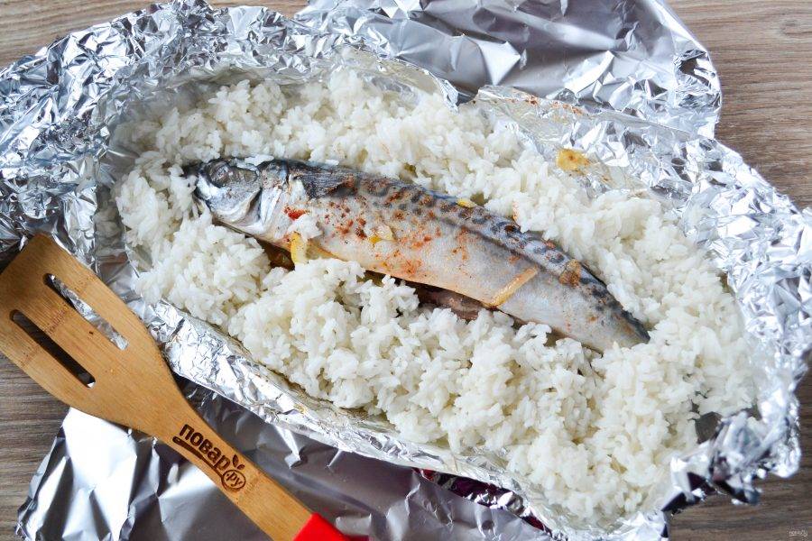 Рыба запеченная с рисом и овощами в духовке