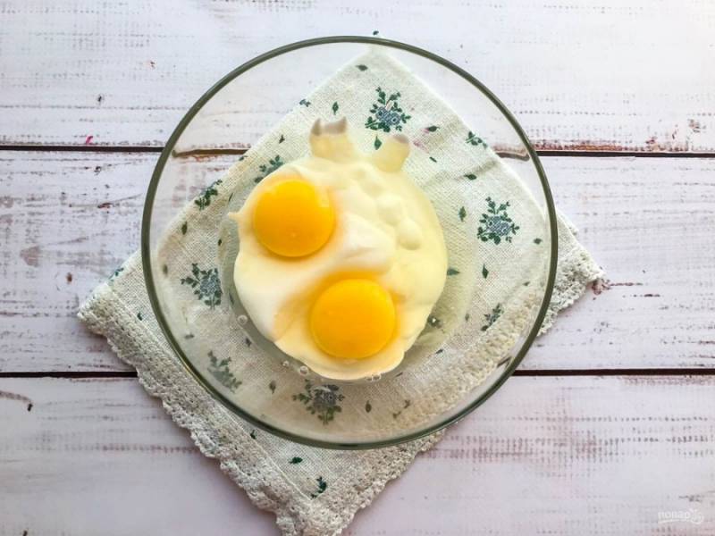 В глубокую тарелку вбейте яйца, добавьте сметану.
