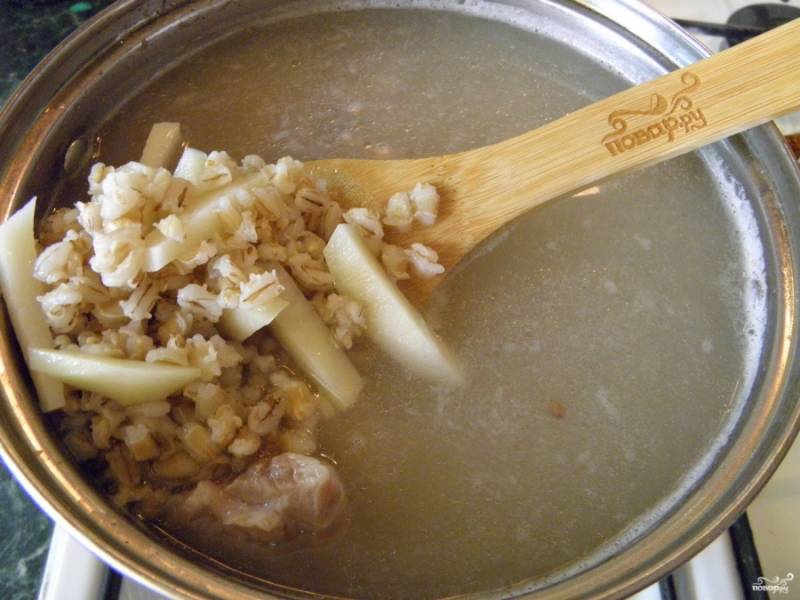 Мясной бульон с перловкой готов. Очистите картофель, порежьте его соломкой тонко, добавьте в суп. Проварите 10 минут.