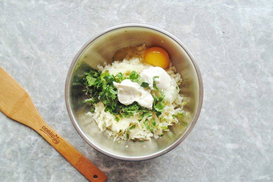 Разбейте в миску яйцо и добавьте сметану. Посолите и поперчите по вкусу.