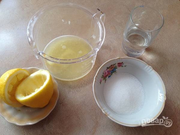 7. Для пропитки бисквита приготовим сироп. Доводим до кипения лимонный сок (примерно 100 мл), столько же воды и добавим по вкусу сахар.