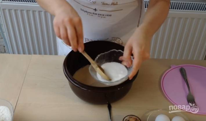 2.	В молоко с дрожжами всыпаете щепотку сахарного песка, перемешиваете хорошенько и оставляете в теплом месте на 10-15 минут.