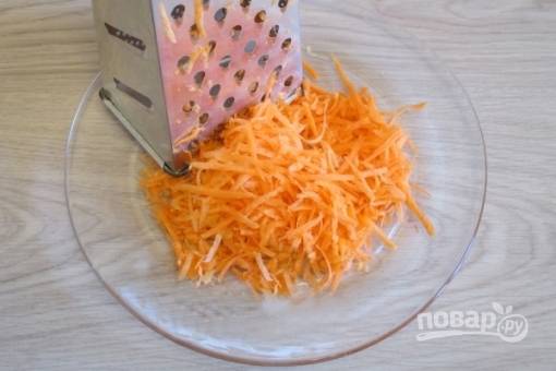 Очищенную и чистую морковку трем на крупной терке.