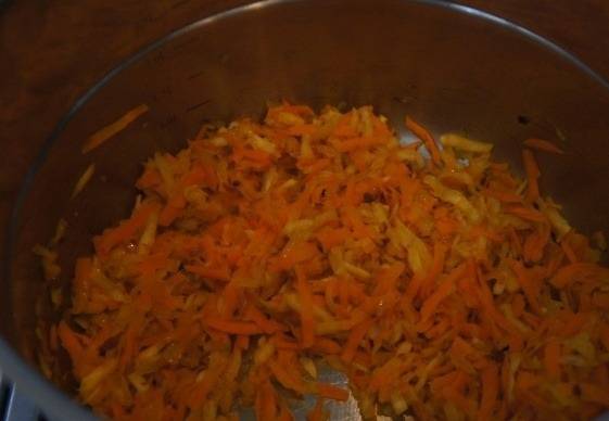 Добавляем морковь и сельдерей, жарим до полуготовности.