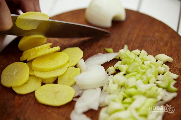 Пока займитесь другими овощами. Сельдерей, очищенный лук (1 шт) и картофель произвольно нашинкуйте.