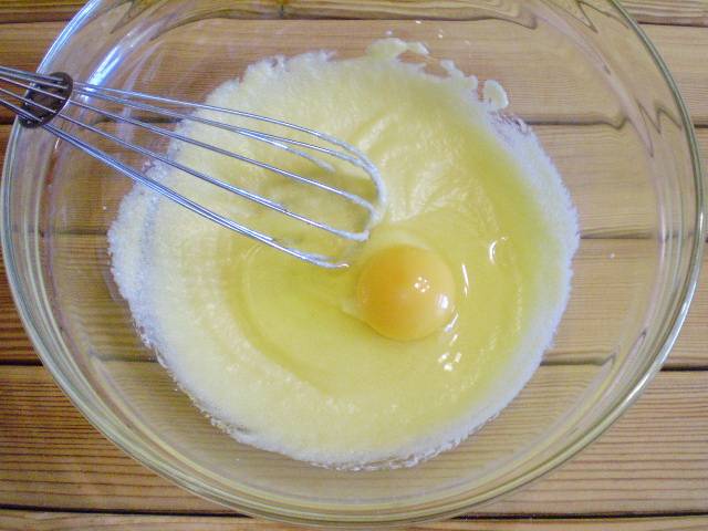 4. Вводим в тесто сырое яйцо, замешиваем.
