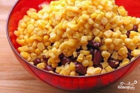 3. Откройте банки с консервированной кукурузой и фасолью. Слейте с них всю жидкость. Добавьте в салатницу.