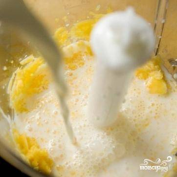 В процессе измельчения добавляем в чашу молоко.