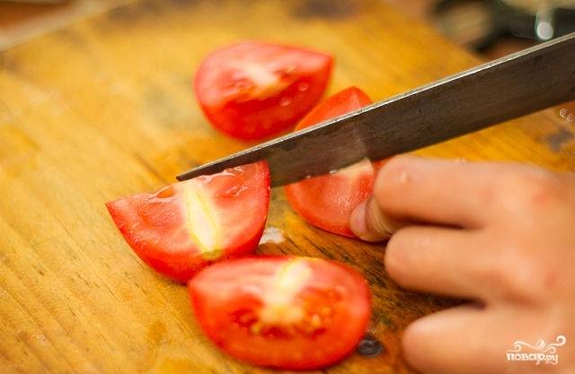 Порезать помидоры на четвертинки.