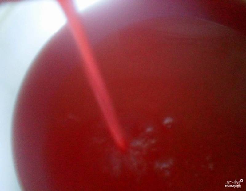 Получившийся отвар процедите, влейте к нему ягодно-фруктовый сок, который отжимали в самом начале. Перелейте готовый морс в кувшин, поставьте в холодильник. Подавайте холодным. 
