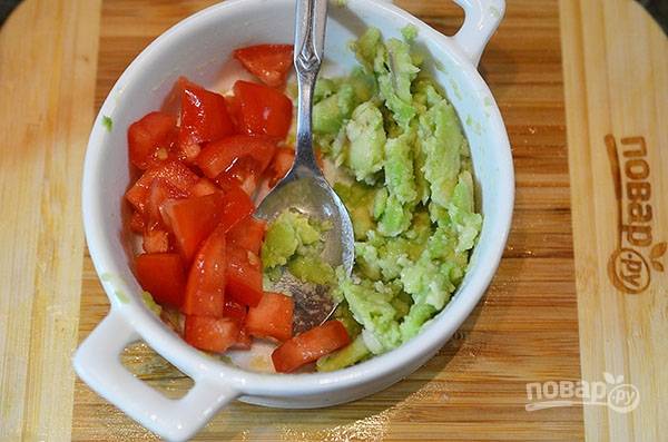 Для сальсы: нарежьте помидор кубиком и посолите.