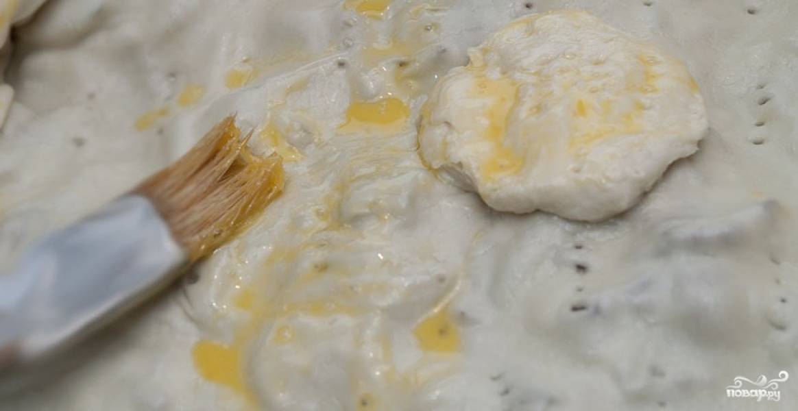 Смазываем наше тесто взбитым яйцом, ставим пирог в духовку, разогретую до 180 градусов, и запекаем 25-30 минут до румяности теста.