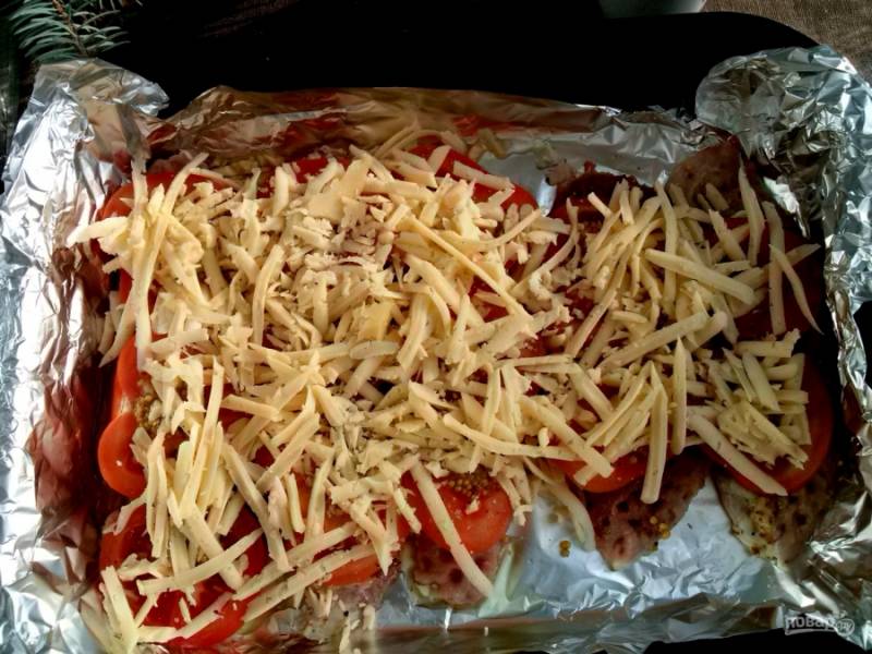Сыр натрите на крупной (!!!) терке, посыпьте им помидоры. Поставьте блюдо запекаться в разогретую духовку на 1 час.