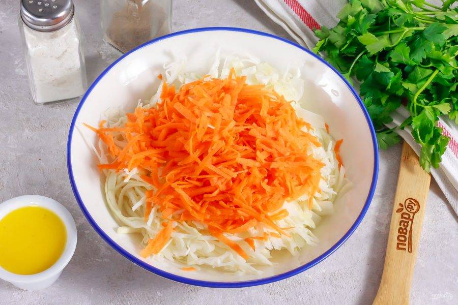 Половину моркови промойте и натрите на терке с крупными ячейками на капустную нарезку.
