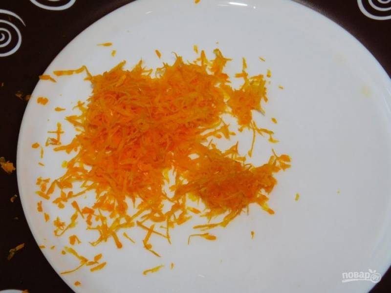 С апельсина снимите цедру и добавьте в тесто.