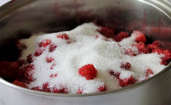 2. Засыпаем ягоды сахаром и оставим постоять, пока ягоды не пустят сок. 