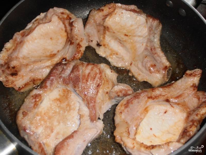 Обжарьте мясо на сковородке до образования румяной корочки.